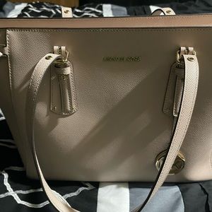 Michael Kors Purse, like new. This is a blush/rose gold color